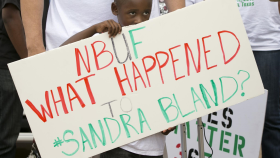 Video muestra detención de afroamericana ahorcada en EEUU