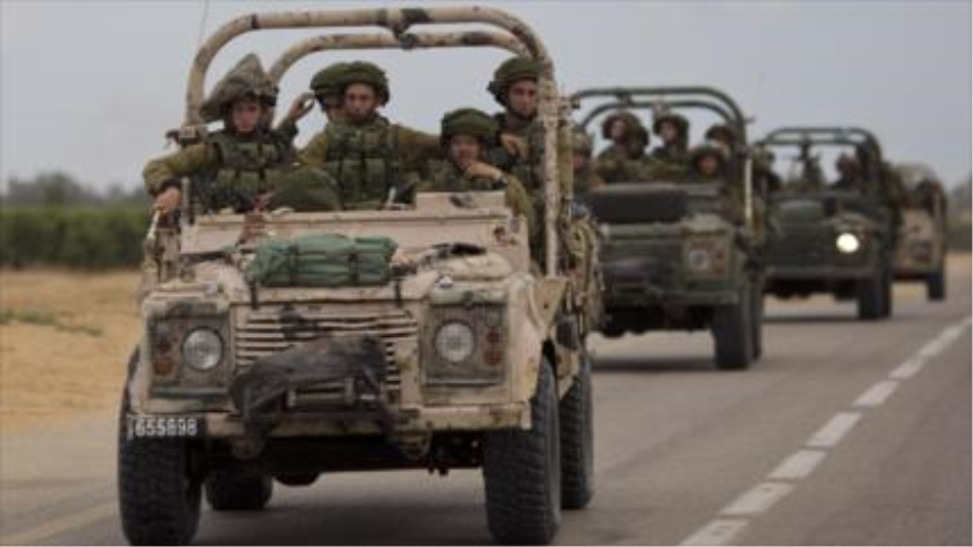 Soldados israelíes en vehículos militares cerca de la frontera de Gaza. 17 de julio de 2014.