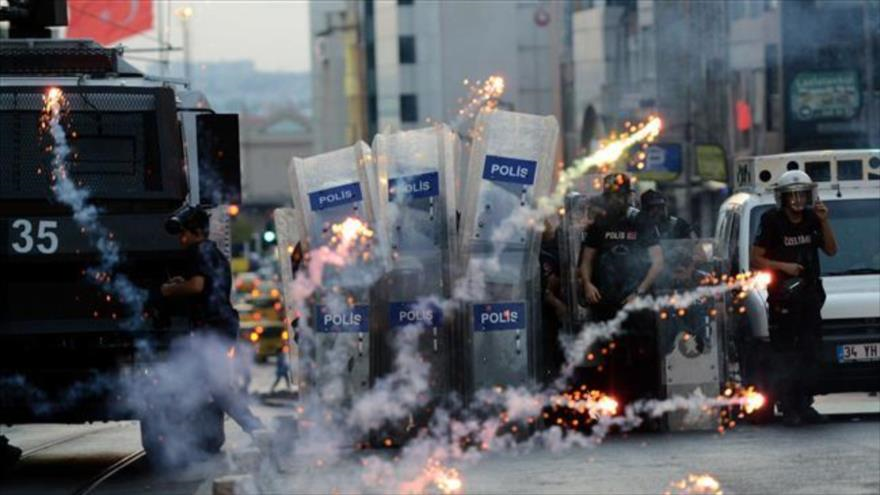 Policía turca lanza gases lacrimógenos para dispersar una manifestación en contra del terrorismo en Estambul, 21 de julio de 2015