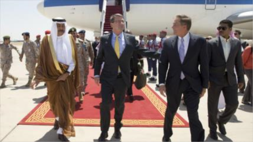 El secretario de Defensa estadounidense, Ashton Carter (centro) llega en un avión militar E4-B al Aeropuerto Internacional rey Abdulaziz en Yedá (oeste). 22 de julio de 2015.