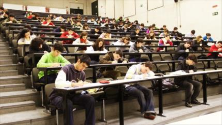 Un grupo de estudiantes en una clase universitaria.