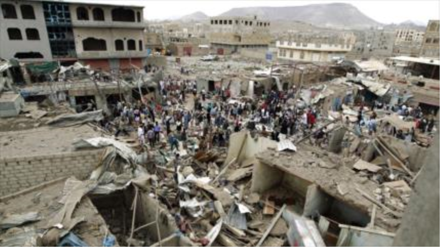 Yemeníes congregados entre las ruinas que han dejado los ataques saudíes contra la capitalina ciudad de Saná. 20 de julio de 2015