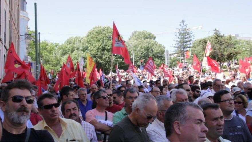 Manifestantes portugueses protestan en Lisboa por los recortes sociales y las privatizaciones, 22 de julio de 2015.