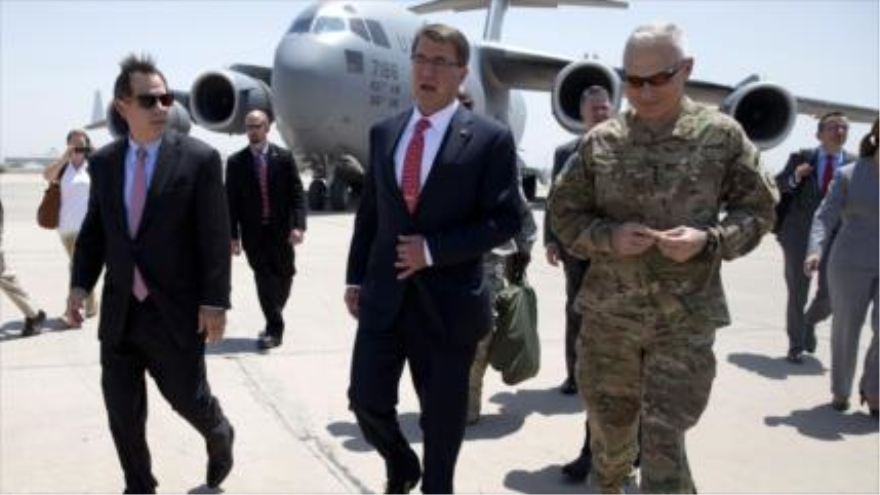 El secretario de Defensa de EEUU, Ashton Carter (centro) a su llegada a Bagdad, capital iraquí, 23 de julio de 2015