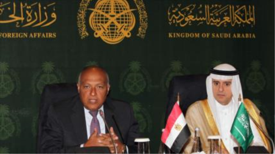 El canciller de Egipto, Sameh Shukri (izqda.), y su homólogo saudí, Adel al-Yubeir, en una conferencia de prensa conjunta en la ciudad de Yeda, oeste de Arabia Saudí. 23 de julio de 2015