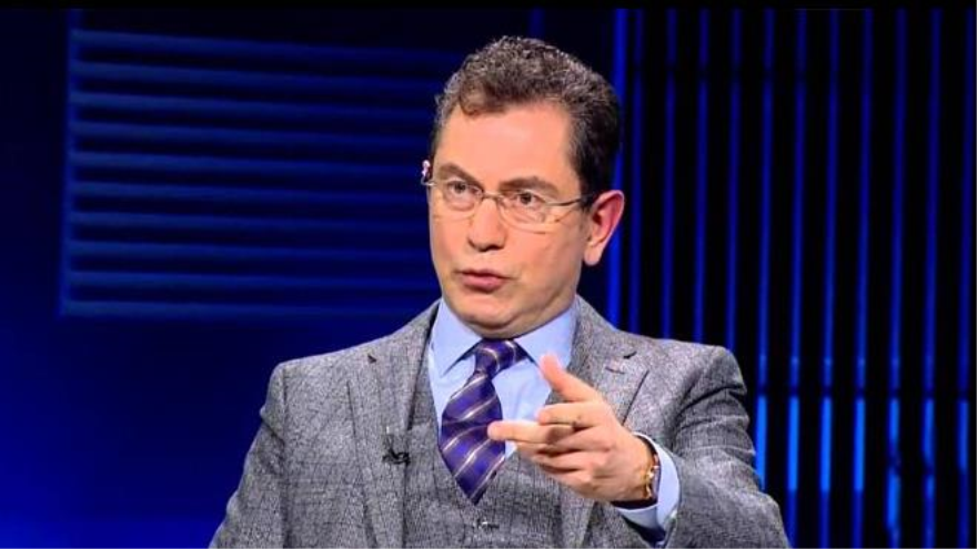 El columnista recién despedido del periódico turco Milliyet, Ahmet Kadri Gürsel.