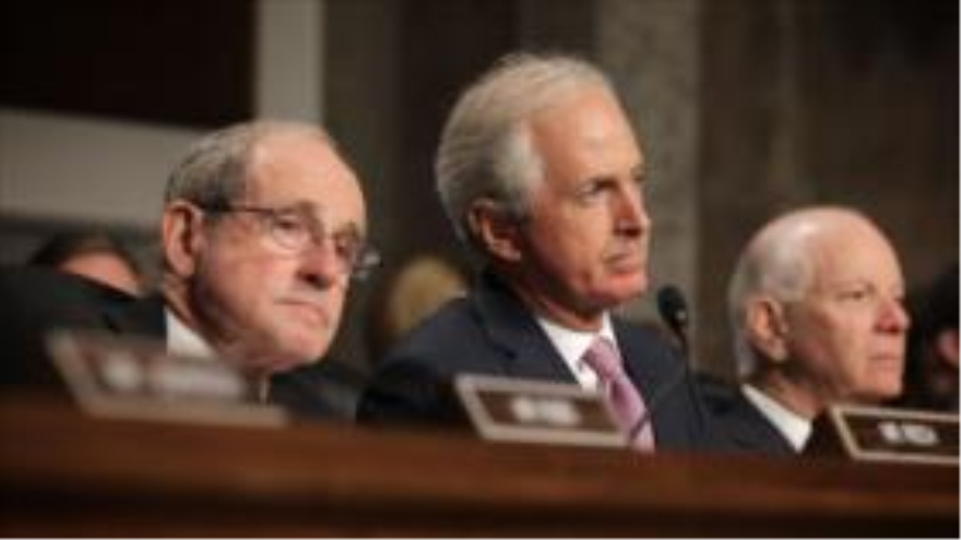 Presidente del Comité de Relaciones Exteriores del Senado de EEUU, el republicano Bob Corker (centro), durante la sesión del 24 de julio de 2015 del Congreso.