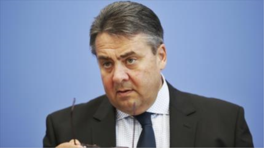 Vicecanciller y ministro de Energía y Economía de Alemania, Sigmar Gabriel, habla ante periodistas en Berlín. 23 de julio de 2015.