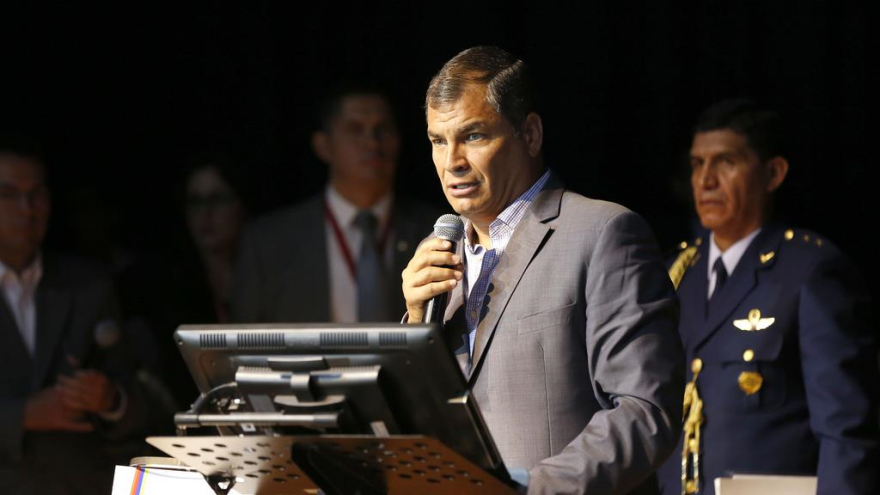El presidente de Ecuador, Rafael Correa, ofrece un discurso durante una reunión con gobernadores, jefes y tenientes políticos de todas las provincias del país celebrada en Quito, capital. 23 de julio de 2015.