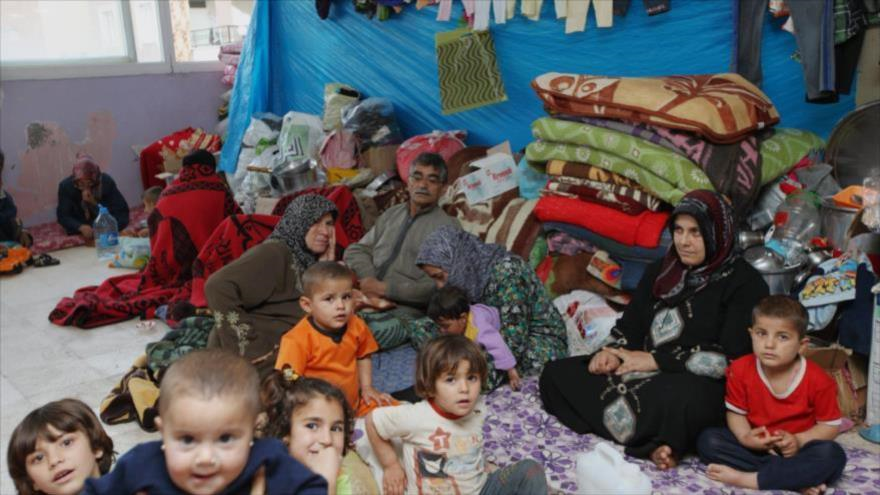 Una familia siria desplazada debido al conflicto armado en su país.