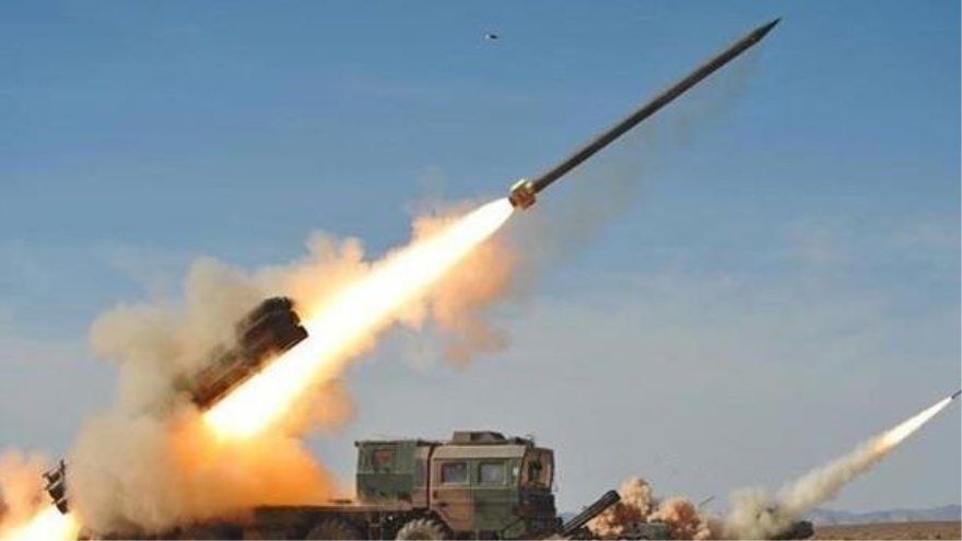 Ejército yemení lanza misiles contra blancos militares saudíes.