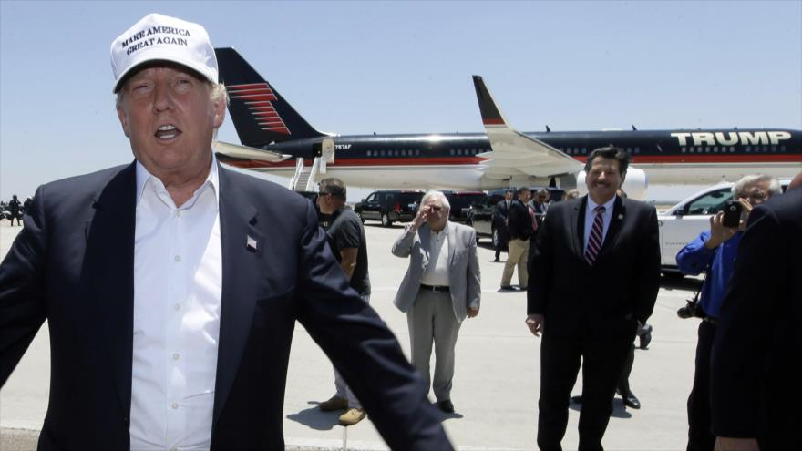 El candidato presidencial de EE.UU., Donald Trump, cerca de su avión privado en Lerado, Texas.