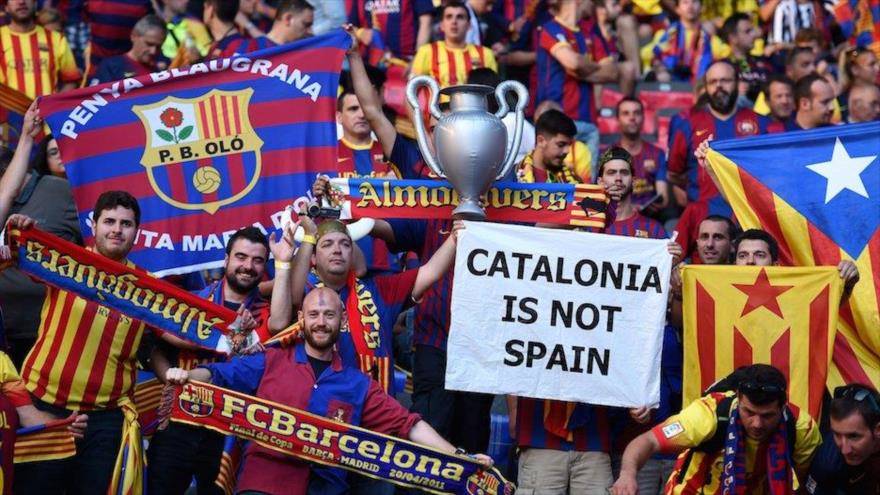 Seguidores del Fútbol Club Barcelona presentes en las gradas del Estadio Olímpico de Berlín muestran pancartas y banderas a favor de la independencia de Cataluña.