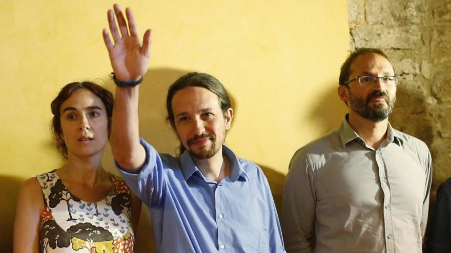 Pablo Iglesias (centro), secretario general y candidato de Podemos a presidir el Gobierno de España.