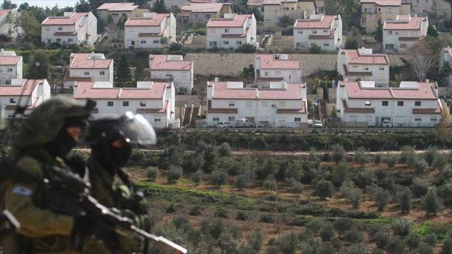 Fuerzas israelíes desplegadas cerca de un asentamiento ilegal en la ocupada Cisjordania.