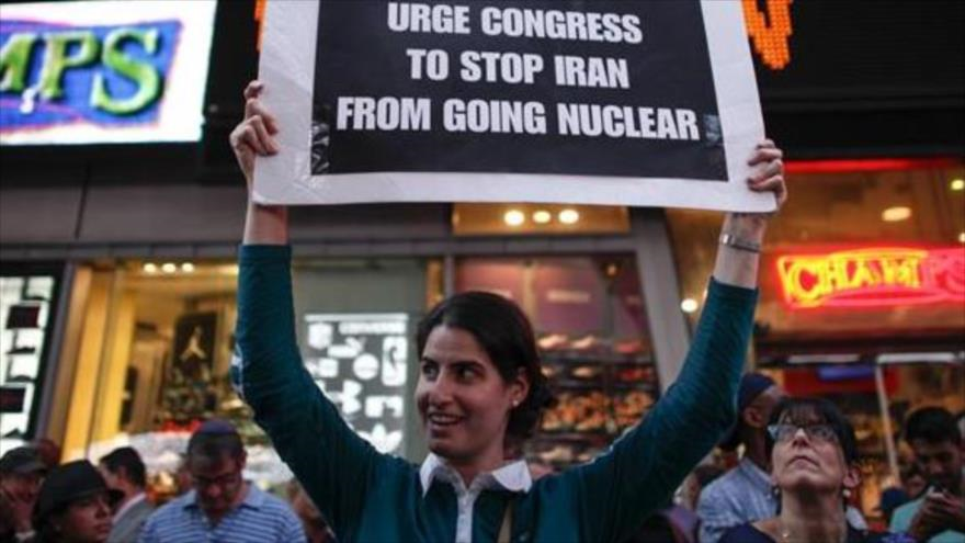Una manifestante proisraelí participa en un mitin celebrado el 22 de julio en Nueva York (EE.UU.) contra el fin de los diálogos nucleares Irán-G5+1