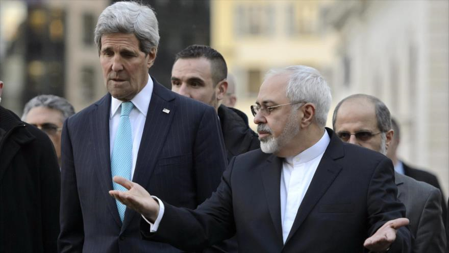 El canciller de Irán, Mohamad Yavad Zarif (dcha), y su homólogo de Estados Unidos, John Kerry.