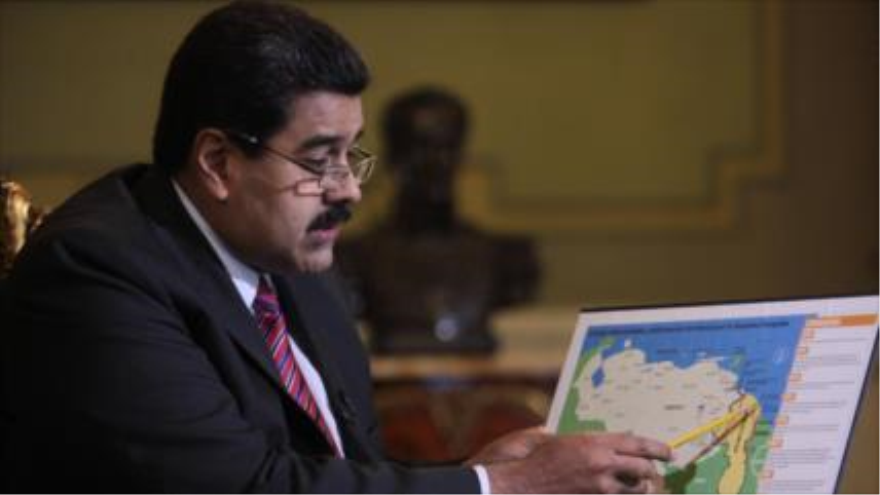 Presidente venezolano, Nicolás Maduro, indica en el mapa las fronteras entre Venezuela y Guayana desde el palacio presidencial en la ciudad capitalina de Caracas, 8 de julio de 2015.