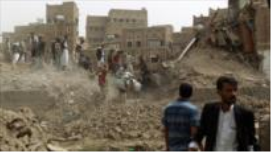 Ciudadanos yemeníes en la capitalina ciudad de Saná buscan restos humanos entre los escombros que dejaron los bombardeos saudíes. 12 de junio de 2015