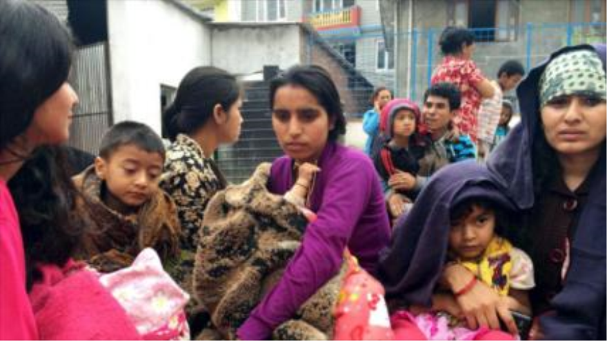 Niños y mujeres nepalíes afectados por el terremoto en Nepal.