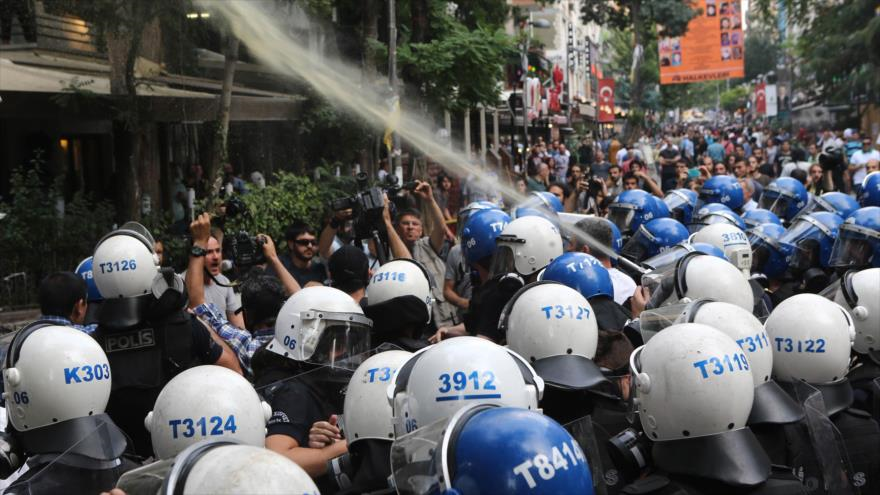 Policía turca ataca la protesta en contra de las intervenciones militares de Ankara en Siria e Irak. 25 de julio de 2015