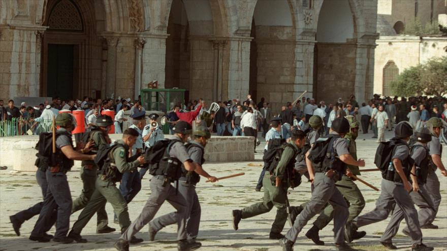 Fuerzas israelíes irrumpen en la Explanada de las Mezquitas en la ciudad de Al-Quds (Jerusalén).