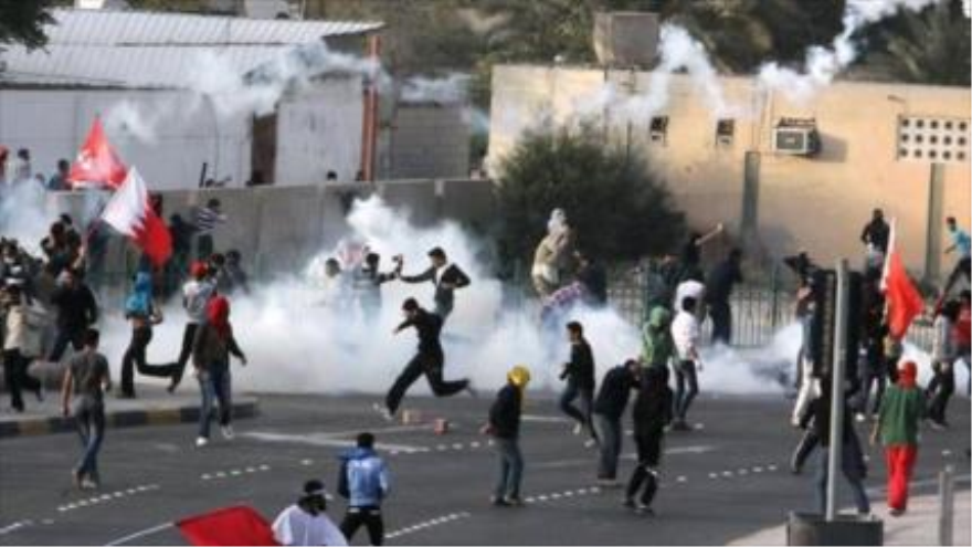 Las fuerzas del régimen de Al Jalifa reprimen una manifestación antigubernamental en Baréin.