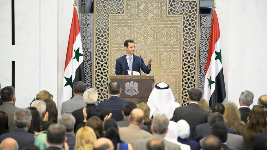 El presidente de Siria, Bashar al-Asad, ofrece un discurso a funcionarios sirios de diferentes sectores, 26 de julio de 2015.