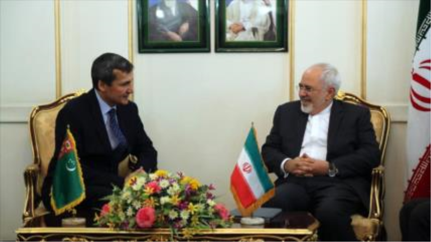 El canciller iraní, Mohamad Yavad Zarif (dcha.) y su par turkmeno, Rashid Meredov, en un encuentro en Teherán. 26 de julio de 2015