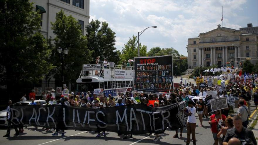 Cientos de personas toman las calles de la ciudad estadounidense de Newark en protesta contra la brutalidad policial.