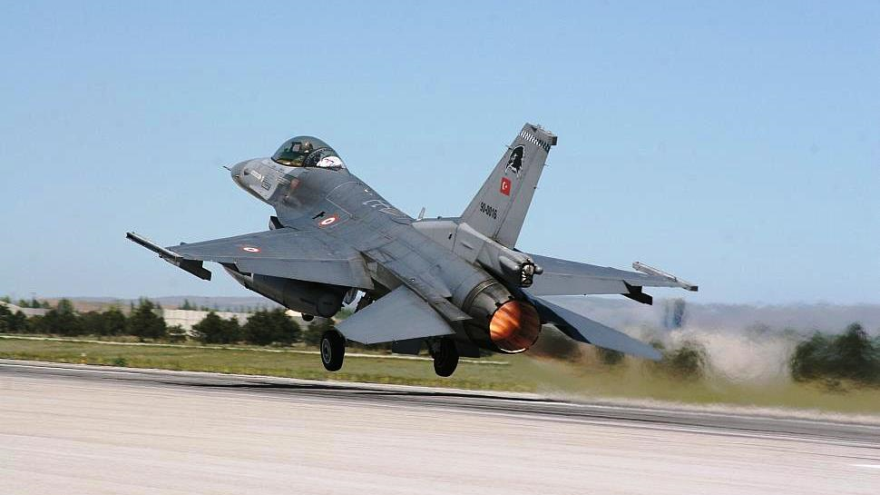 Un cazabombardero turco modelo F-16 de producción estadounidense.