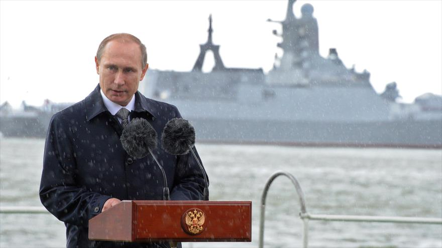 Presidente ruso, Vladimir Putin, durante un discurso tras asistir a los desfiles con motivo del Día de la Armada rusa en el puerto de Baltiisk. 