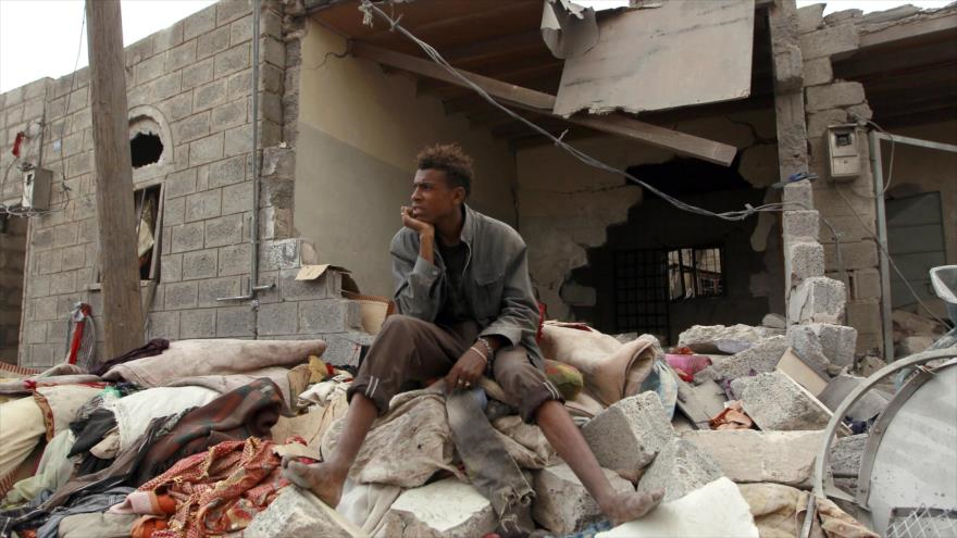 Un civil yemení sentado en medio de los escombros de su casa destruida por los bombardeos saudíes contra Saná, la capital de Yemen.