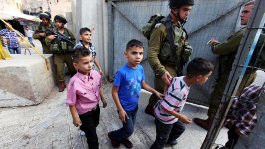 Niños palestinos detenidos por las fuerzas del régimen israelí