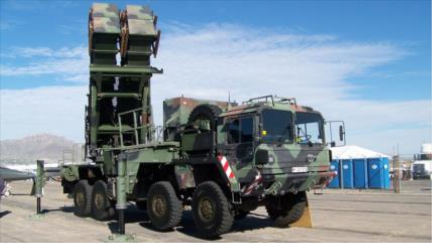 El sistema lanza misiles de largo alcance Patriot, fabricado por la compañía estadounidense Raytheon.