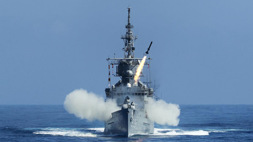 Una fragata de la marina taiwanesa lanza un cohete durante los ejercicios militares anuales de la costa este del centro de Taiwan, en el Mar de la China Meridional, septiembre del 2014