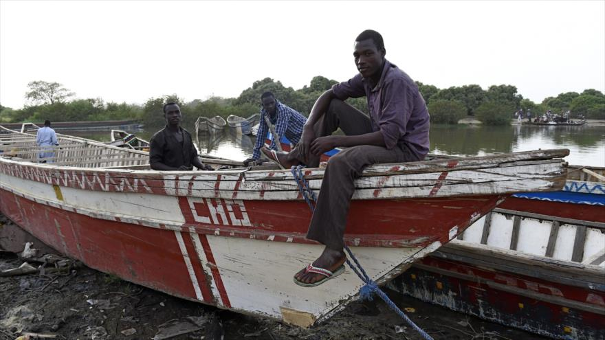 Los pescadores esperan en sus barcos a orillas del lago Chad, después de que las autoridades de Chad prohibieron cruzar el lago para el comercio con Nigeria debido a los ataques de Boko Haram.