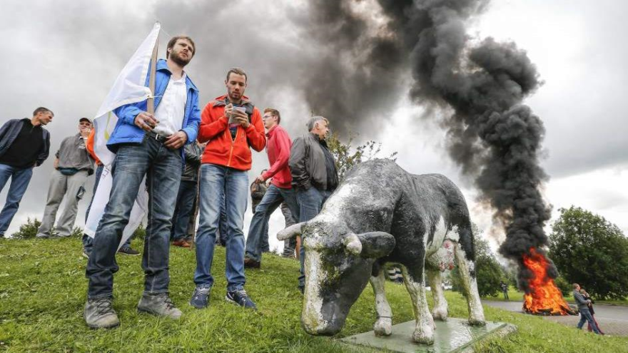 Los agricultores queman neumáticos para protestar por la situación de mercado.