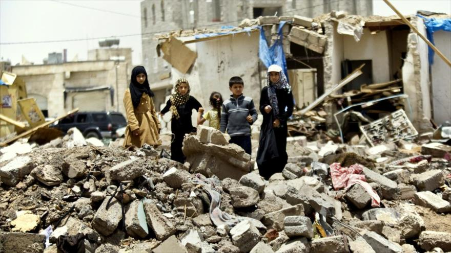 Niños yemeníes entre escombros provocados por ataques saudíes contra la capitalina ciudad de Saná