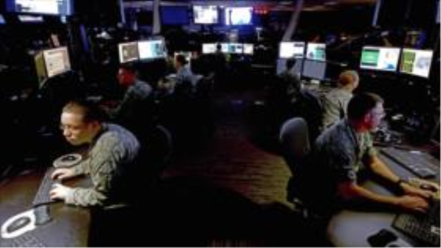 Personal militar de la Fuerza Aérea de EE.UU. analizando los datos recopilados por los drones.