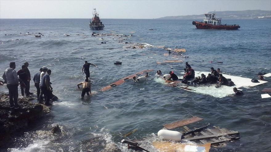 Grupos de rescate intentan salvar a los inmigrantes naufragados en las costas del mar Mediterráneo.