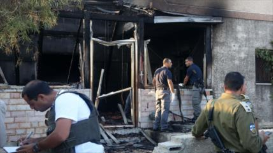 Casa de una familia palestina incendiada en ataque con cócteles molotov de los colonos israelíes, 31 de julio de 2015