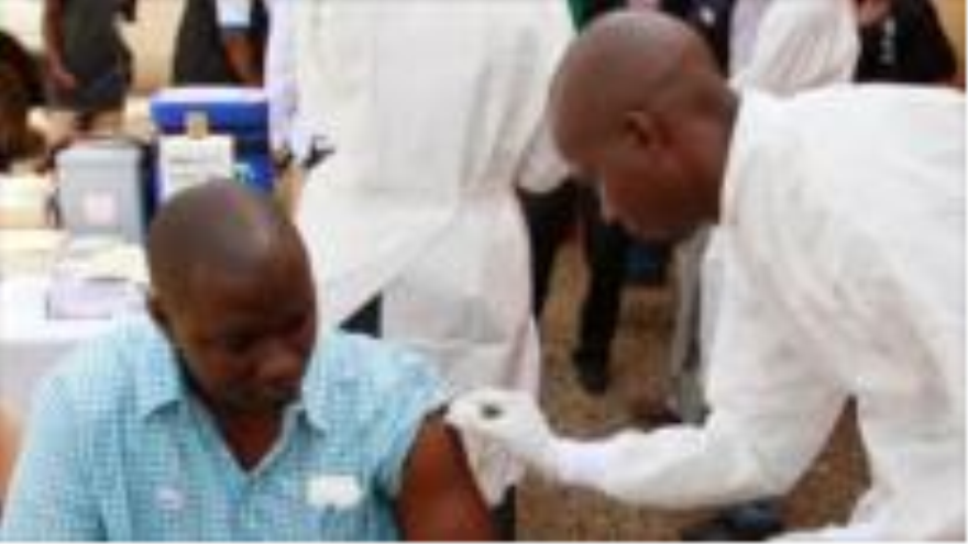 Un hombre recibe la vacuna del ébola en Guinea. 