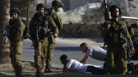 Policía israelí roba dinero y joyas de los palestinos