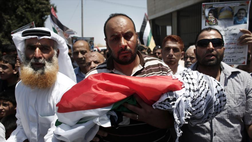 Funeral de Ali Saad Daubasha, un bebé de 18 meses que fue quemado vivo en su propia casa en la aldea de Kfar Duma, cerca de la ciudad cisjordana de Nablus, a manos de los colonos israelíes. 30 de julio de 2015