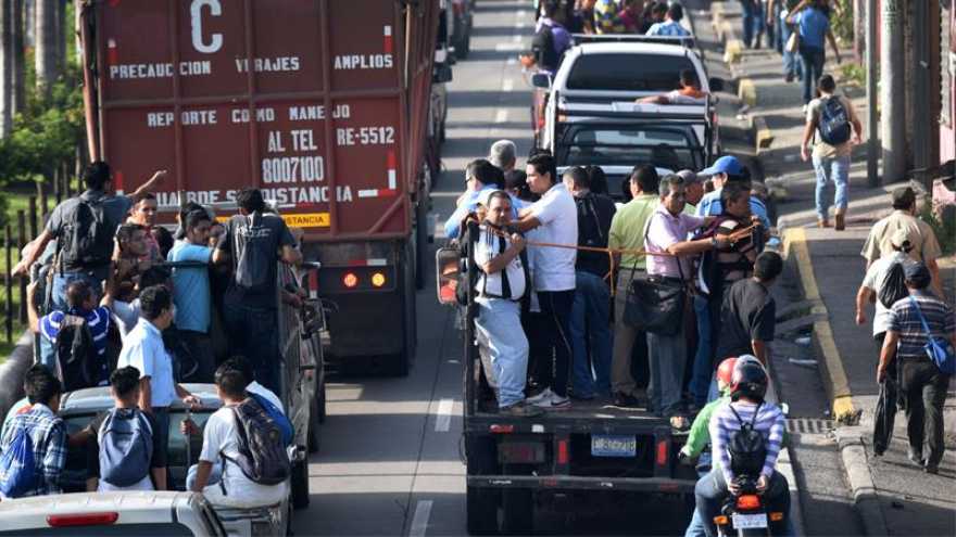 Los salvadoreños se trasladaban en vehículos particulares durante el paro de las empresas de autobuses. 