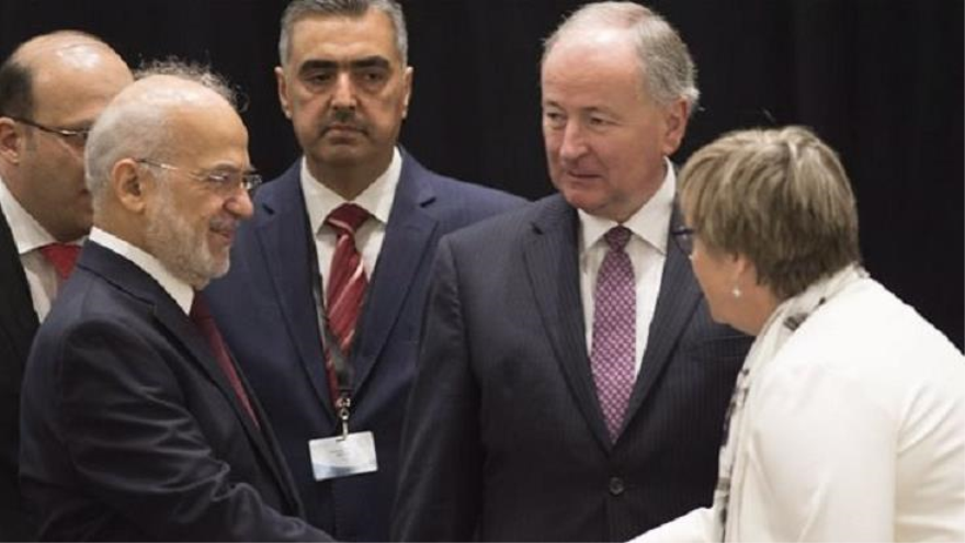 El ministro de Asuntos Exteriores de Irak, Ibrahim al-Yafari (izqda), en la conferencia internacional anti-EIIL en Canadá. 30 de julio de 2015