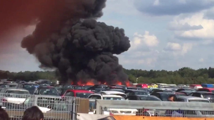 Columna de humo después de que una avioneta privada saudí se estrellara en el Aeropuerto de Blackbushe, 31 julio de 2015.