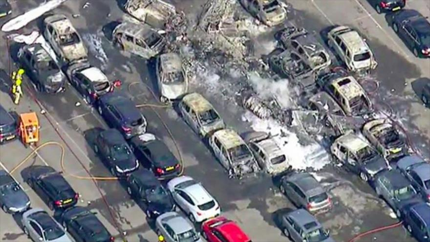Los restos del avión privado saudí que se estrelló en un aparcamiento del Aeropuerto de Blackbushe, 31 julio de 2015.