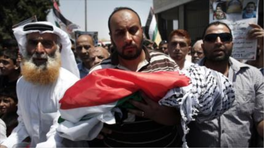 Miles de personas participan en el funeral del bebé palestino quemado vivo en un ataque de los colonos israelíes en la ciudad cisjordana de Nablus. 31 de julio de 2015